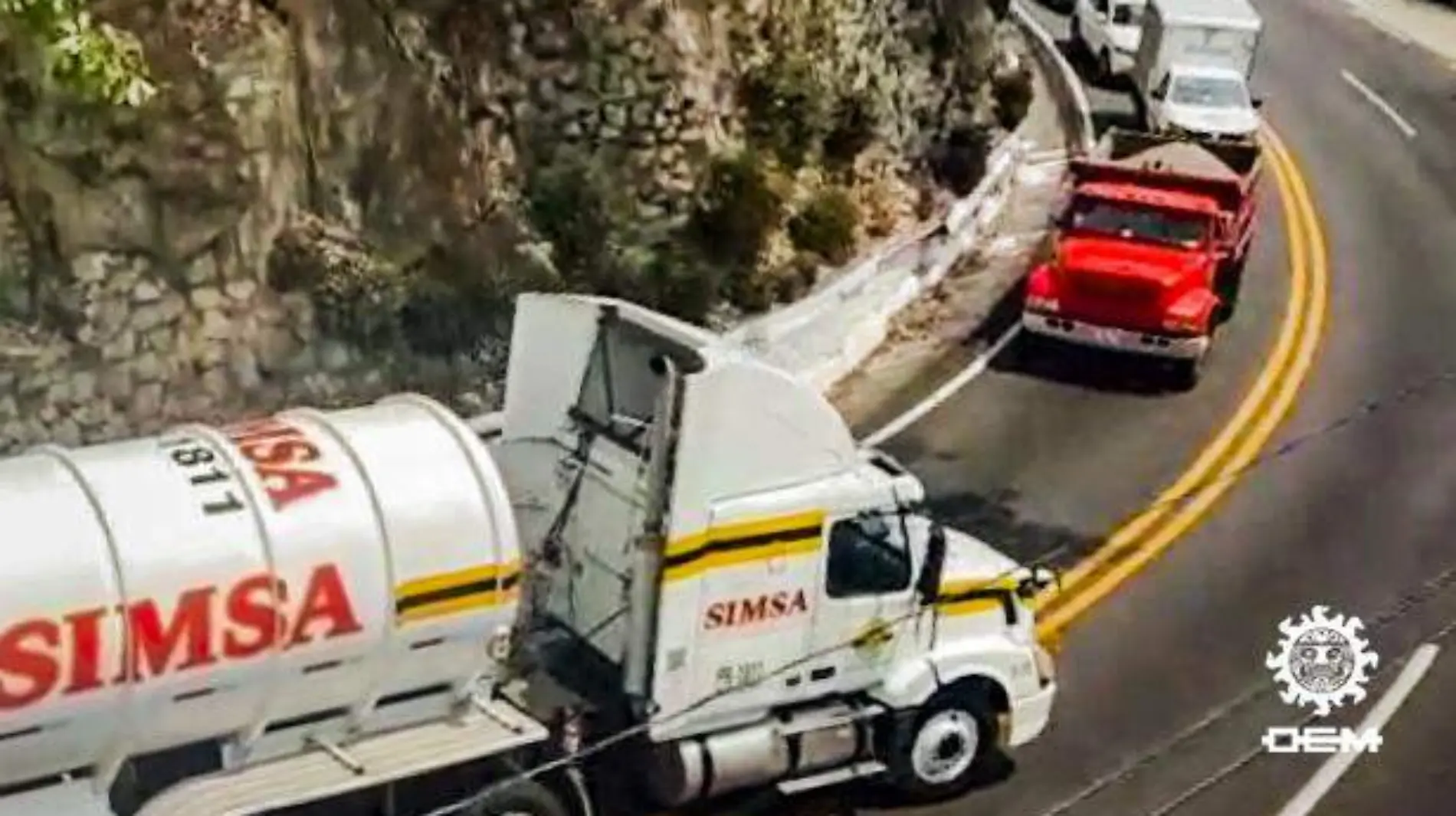 Acapulco - Pipas circulando por la avenida escénica